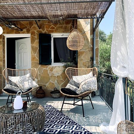 Villa Aspros - Traditionell, Ruhig Und Strandnah Liapades Bagian luar foto