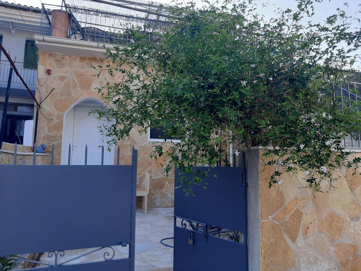 Villa Aspros - Traditionell, Ruhig Und Strandnah Liapades Bagian luar foto